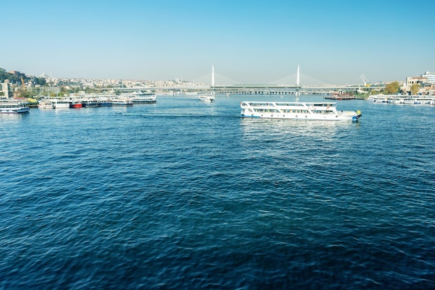 Crucero blanco sobre el Bósforo, Estambul, Turquía. Vista de Estambul.
