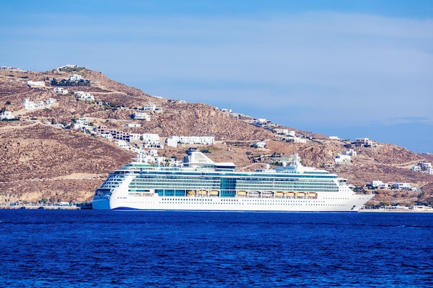 Crucero cerca de la isla de Mykonos, Cícladas en Grecia.