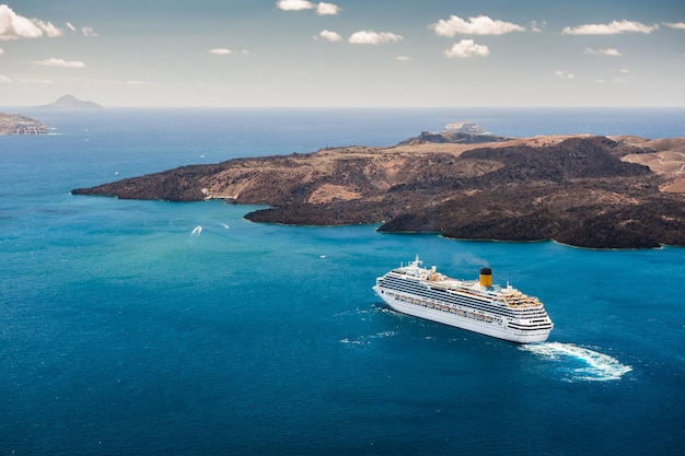 Foto crucero cerca de las islas griegas en el hermoso mar azul