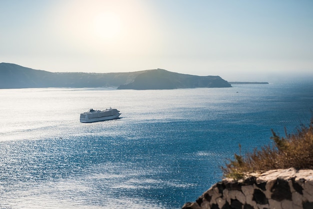 Crucero cerca de las islas griegas. Hermoso paisaje con vista al mar. Isla de santorini, grecia