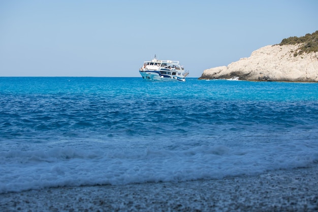 Crucero cerca de la orilla del mar