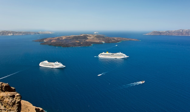 crucero cerca del volcán en la isla de santorini