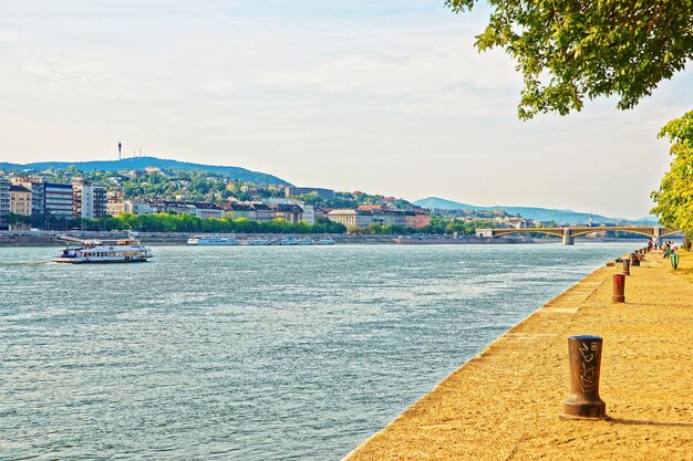 Crucero y ciudad de Buda en el paseo del río Danubio en Budapest, Hungría