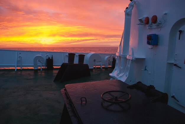 Crucero de expedición en el paisaje antártico Isla Paulet cerca de la península antártica