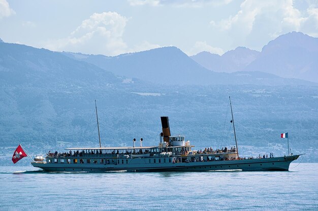 Crucero en ferry por el lago de Ginebra en Lausana, Suiza. gente en el fondo