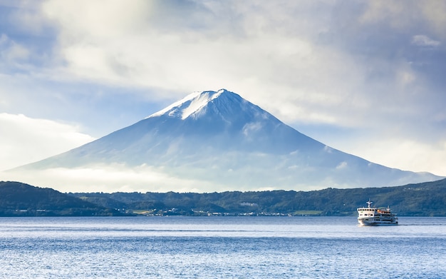 Crucero en el lago Kawaguchi con fondo Fuji Mount