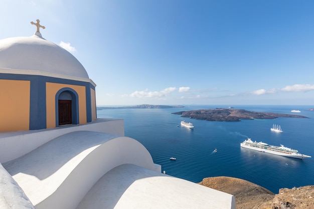 Crucero de lujo en Fira Bay, costa de Santorini Grecia. Famosa bahía de mar de destino de viaje de Europa