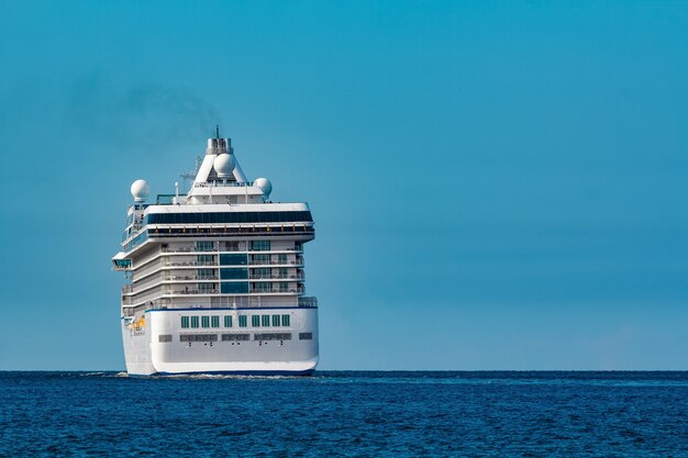 Crucero de lujo en marcha. Viajes turísticos y servicios de spa