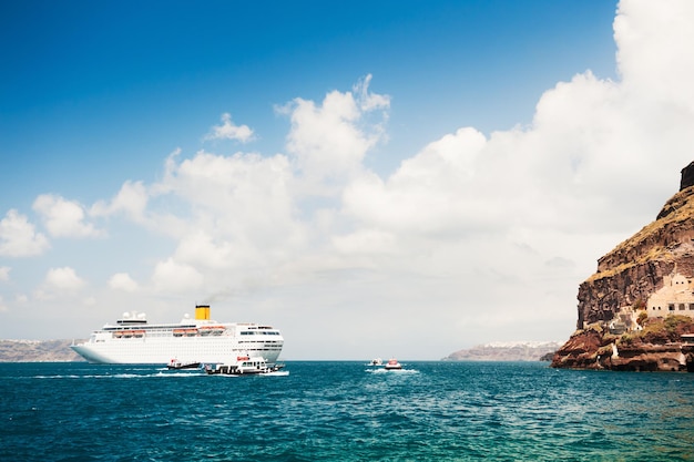 Crucero en el mar cerca del puerto de la isla de Santorini, Grecia.