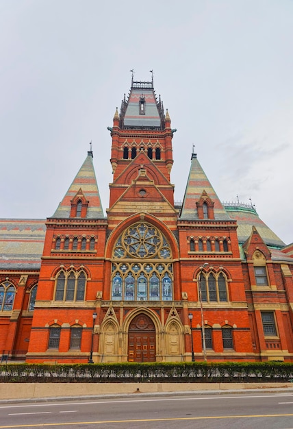 Crucero del Memorial Hall de la Universidad de Harvard en Cambridge, Massachusetts, Estados Unidos. Fue construido en honor a los hombres que murieron durante la Guerra Civil estadounidense.