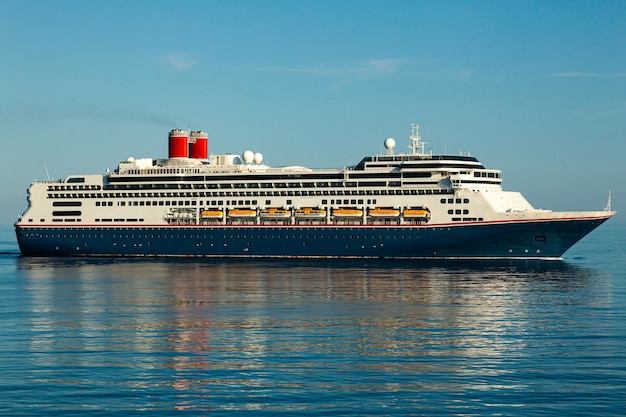 Crucero en movimiento en el mar