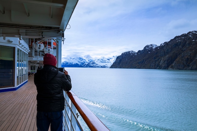 Foto crucero navegando en el parque nacional de glacier bay, alaska