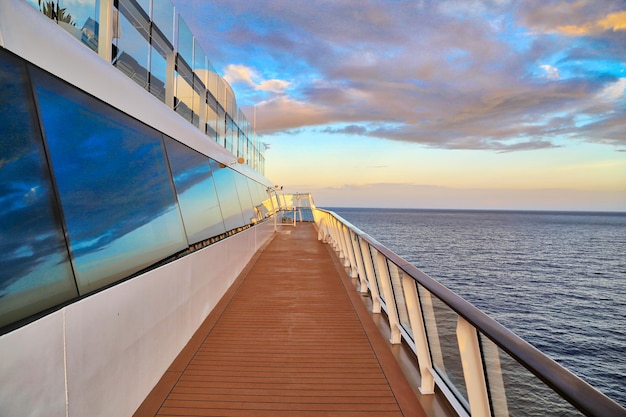 Crucero navegando en vacaciones en el Caribe