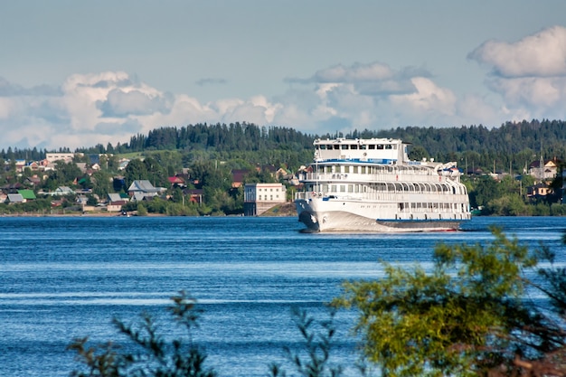 Crucero de pasajeros navega por el río.