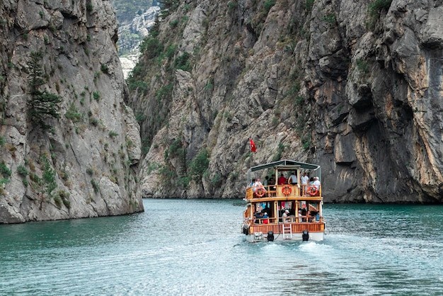 Crucero de pasajeros navegando por el canal vista trasera de un barco turístico en un día de verano