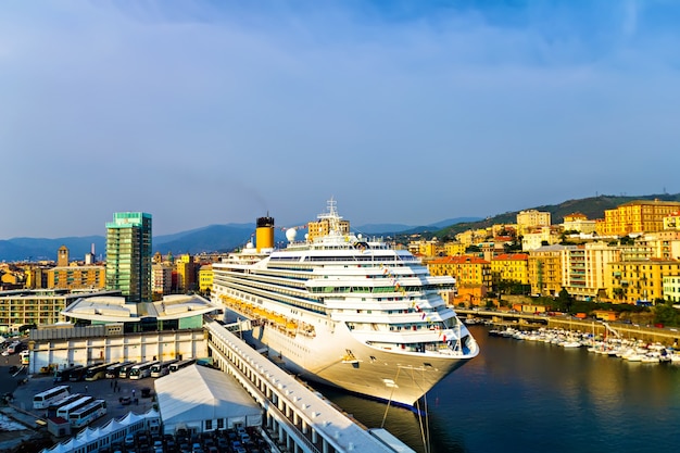 Crucero en el puerto de Savona, Riviera italiana