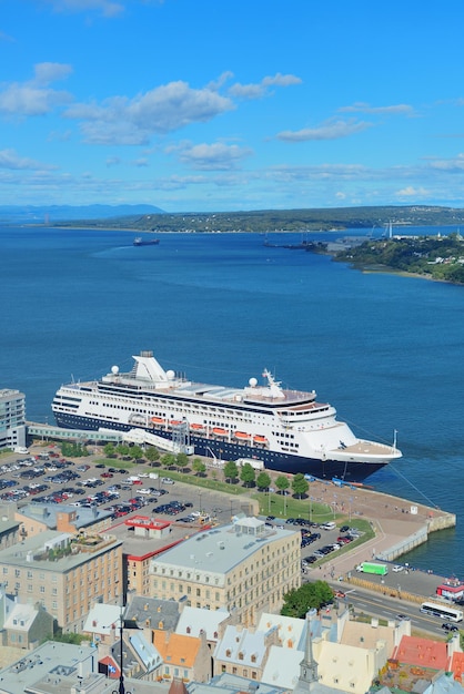 Crucero en el río en la ciudad de Quebec con cielo azul y edificios históricos.