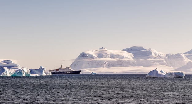Crucero turístico entre icebergs azules cerca de la isla de Cuverville en la Antártida