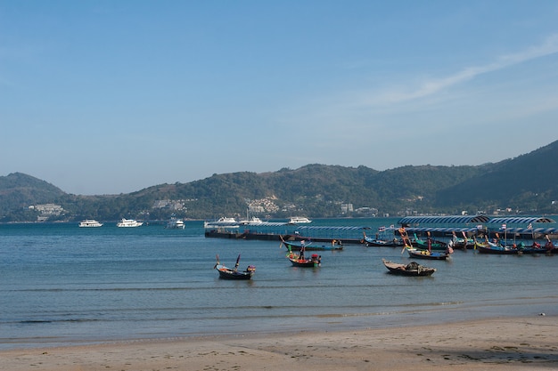 Cruceros y barcos de pesca se paran en el muelle.