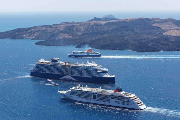 Cruceros cerca de la caldera de la isla de Santorini