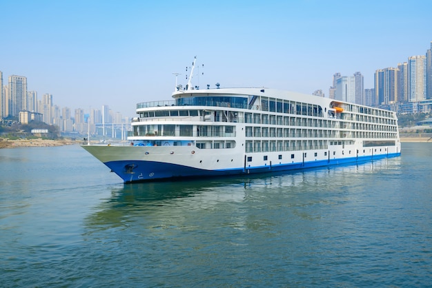Cruceros de lujo navegando por el río Yangtze, el horizonte de la ciudad de Chongqing, China
