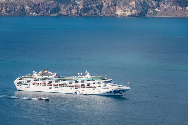 Cruceros en el mar cerca del volcán de la isla de Santorini, Grecia. Hermoso turismo y viajes.