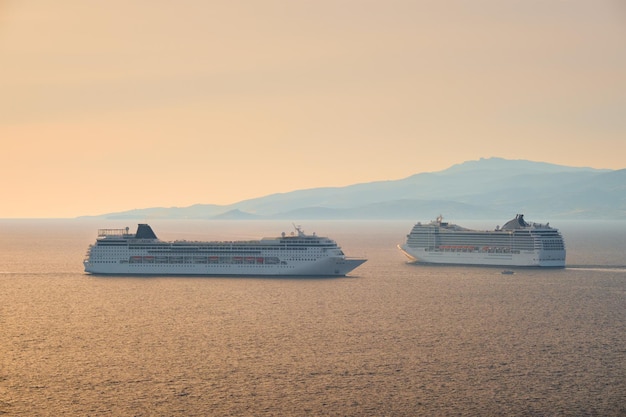 Cruceros en el mar Egeo al atardecer