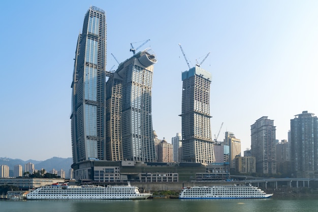 Cruceros y rascacielos en Chaotianmen Wharf, Chongqing, China