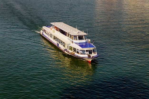 Cruceros turísticos o yates flotando en aguas turquesas alrededor de hermosas