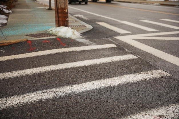 Los cruces peatonales simbolizan la seguridad de los peatones y el derecho de paso en las intersecciones. Recuerdan a los conductores que deben ceder.