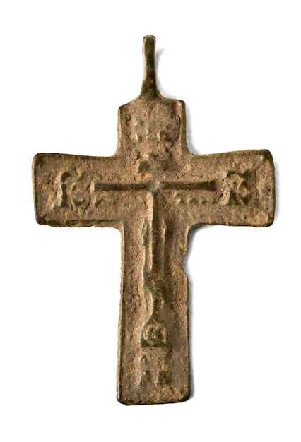 Cruces pectorales antiguas y pequeñas en el cuello.