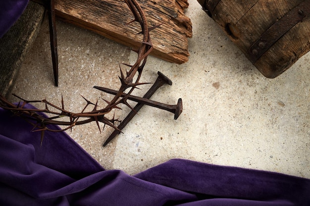 Crucificação de jesus cristo cruz com três pregos e coroa de espinhos no chão