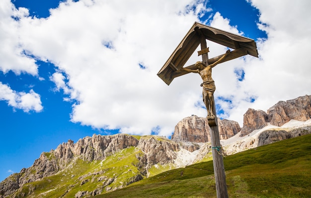 Un crucifijo de 100 años, hecho de madera, típico de la región de los Dolomitas en el noreste de Italia.