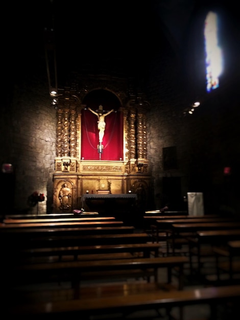 Crucifijo iluminado en la iglesia