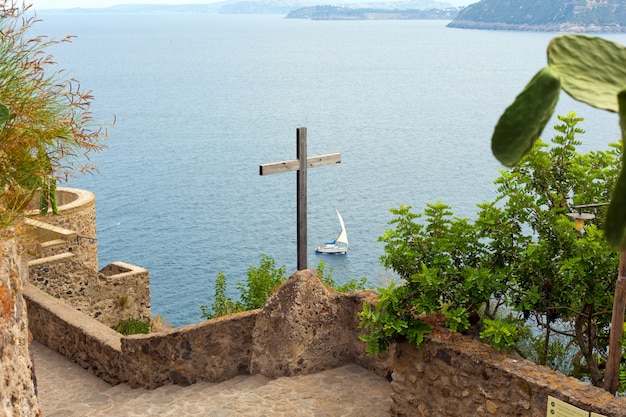 Crucifijo de madera en el castillo aragonés.