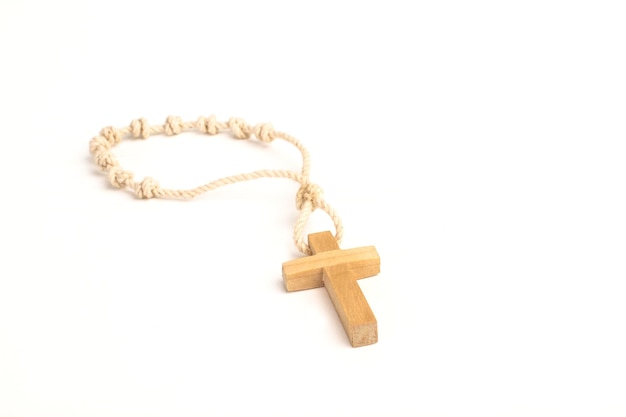Foto un crucifijo de madera sobre un fondo blanco.
