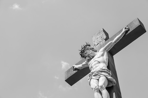 Crucifijo de mármol con cielo azul de fondo. Francia, región de Provenza.