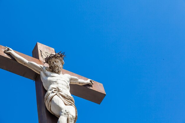 Crucifijo de mármol con cielo azul de fondo. Francia, región de Provenza.