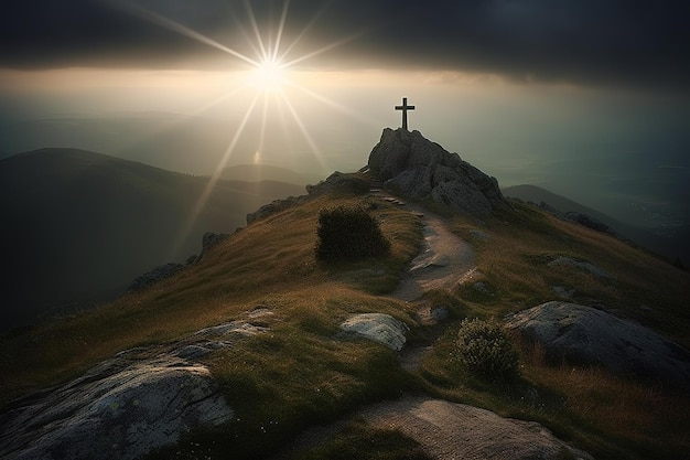 un crucifijo que se coloca en la cima de una colina con el sol brillando sobre él