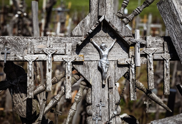 La crucifixión de Chris en la Colina de las Cruces en Siauliai, Lituania. Hill of Crosses es un monumento único de historia y arte popular religioso.