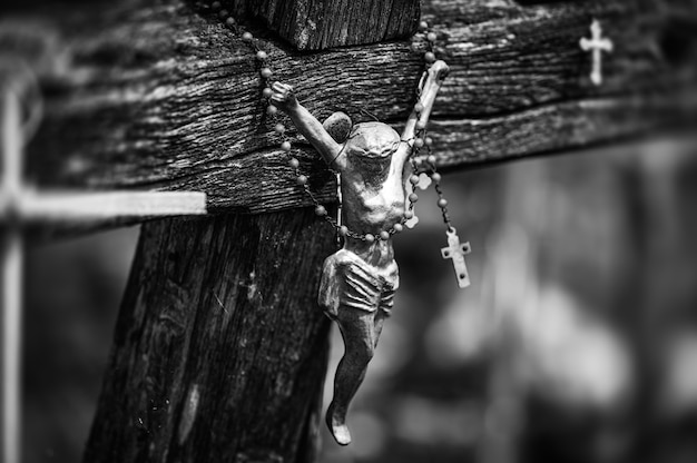 Crucifixión de Cristo y gran número de cruces en el Cerro de las Cruces. Hill of Crosses es un monumento único de historia y arte popular religioso en Siauliai, Lituania.