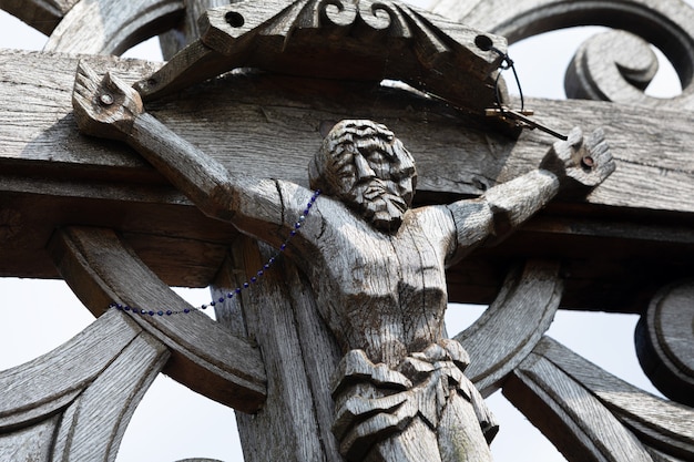 Crucifixión de Cristo y gran número de cruces en el Cerro de las Cruces. Hill of Crosses es un monumento único de historia y arte popular religioso en Siauliai, Lituania.