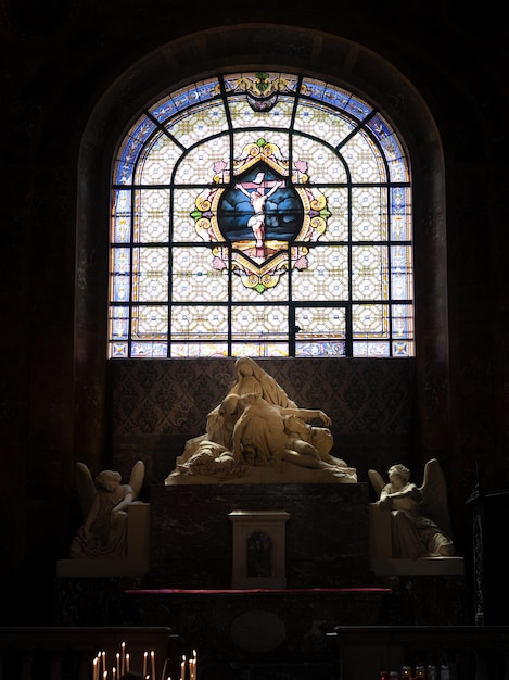 Crucifixión en la vidriera del Sagrado Corazón de Montmartre llamado Sacr Coeur Paris