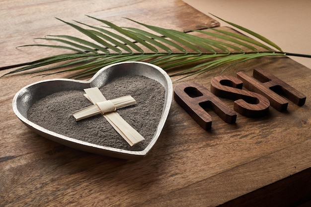 Crucifixo de quarta-feira de cinzas feito de pó de cinzas como início da religião cristã