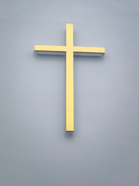 Crucifixo dourado montado na parede da igreja acredita na Bíblia, catolicismo católico, cristo cristão
