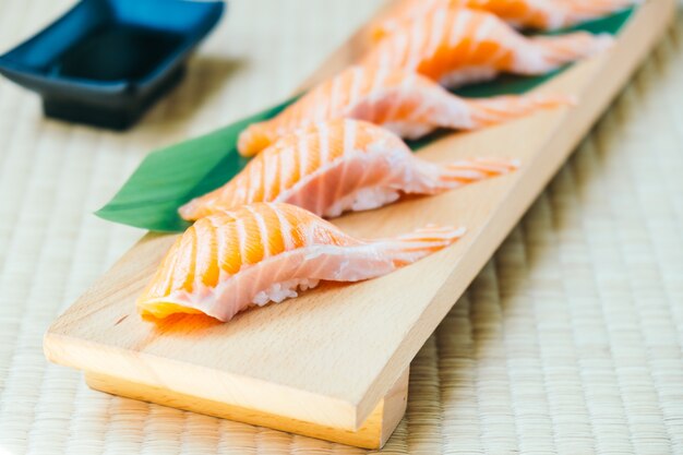 Crudo con sushi de carne de salmón fresco