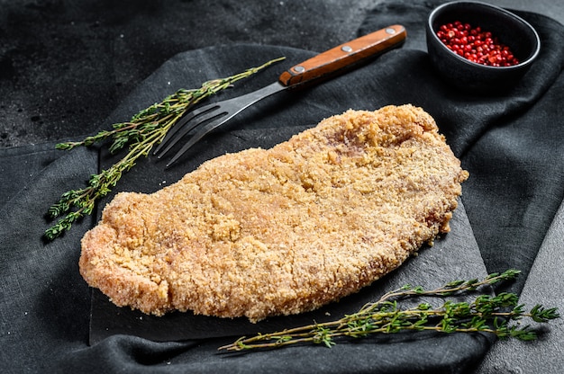 Crudo Wiener Schnitzel, filete empanado listo para cocinar. .