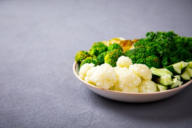 Crudos mixtos de verduras y garbanzos. Tazón de Buda vegetariano.