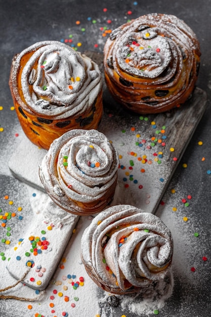 Cruffin de bollería moderna con azúcar glas y chispitas de colores