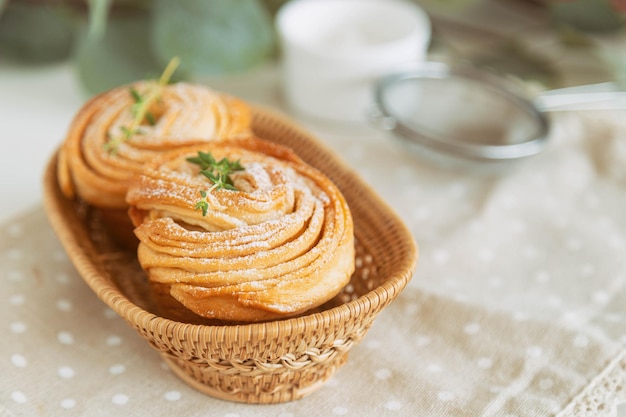 Cruffin caseiro fresco polvilhado com glacê ou açúcar em pó decore com folha de tomilho